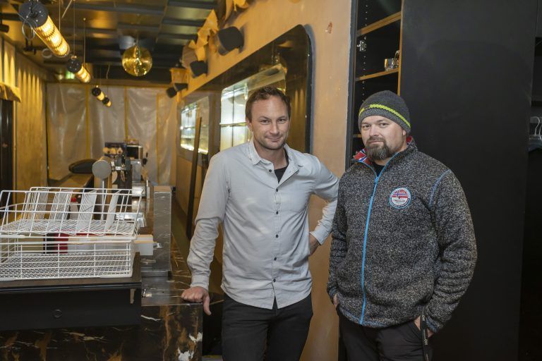 Füxl mit Chefkoch Patrick Brugger in der Bar im Erdgeschoß.  