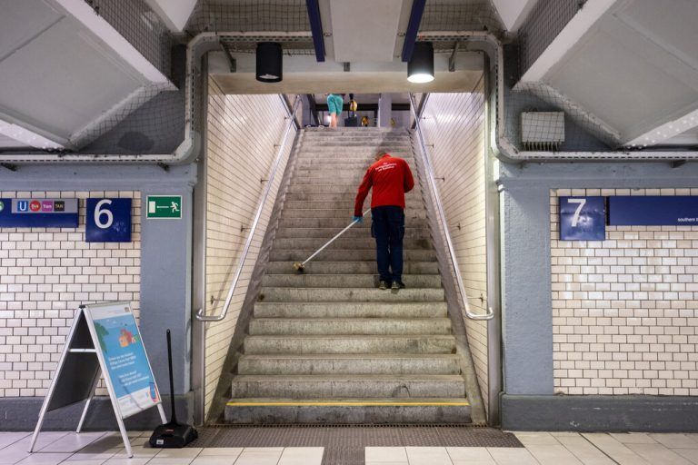 Reinigungskräfte bekommen im Durchschnitt 8,56 Prozent mehr Lohn. DPA