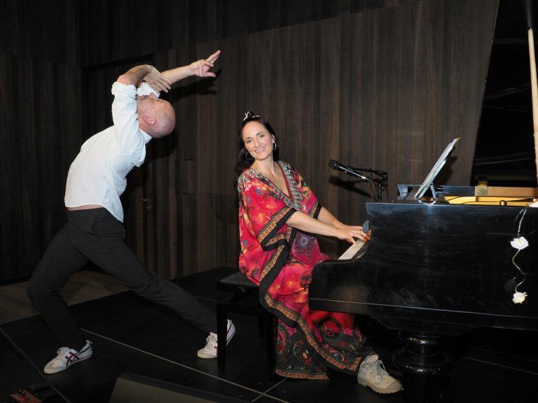 Sängerin und Songwriterin Aja bei einer Tanzperformance von „More than my Body“ mit dem Tänzer und Choreografen Martin Birnbaumer im Vorarlberg Museum. Sie