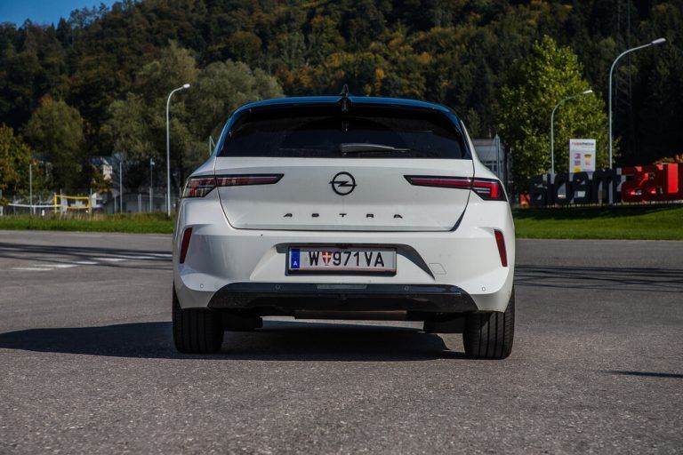 Schick in Schale bis in die Heckpartie: So zeigt der neue Astra klare Kante.