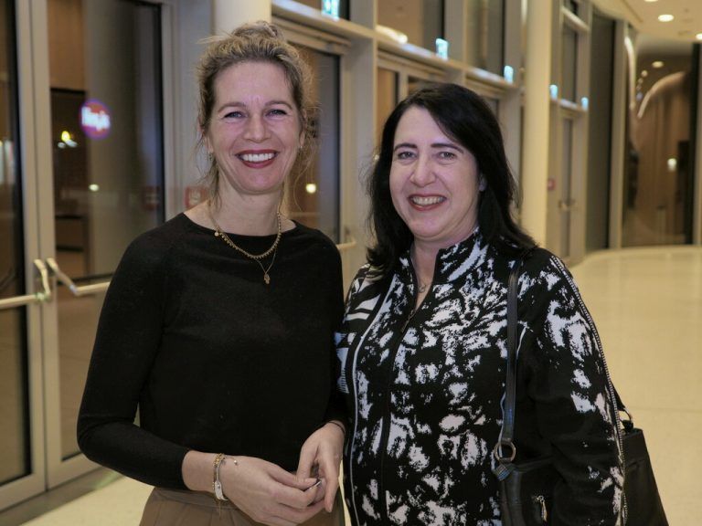 Schönheitsexpertin Britta Reith und Elke Kaiser.