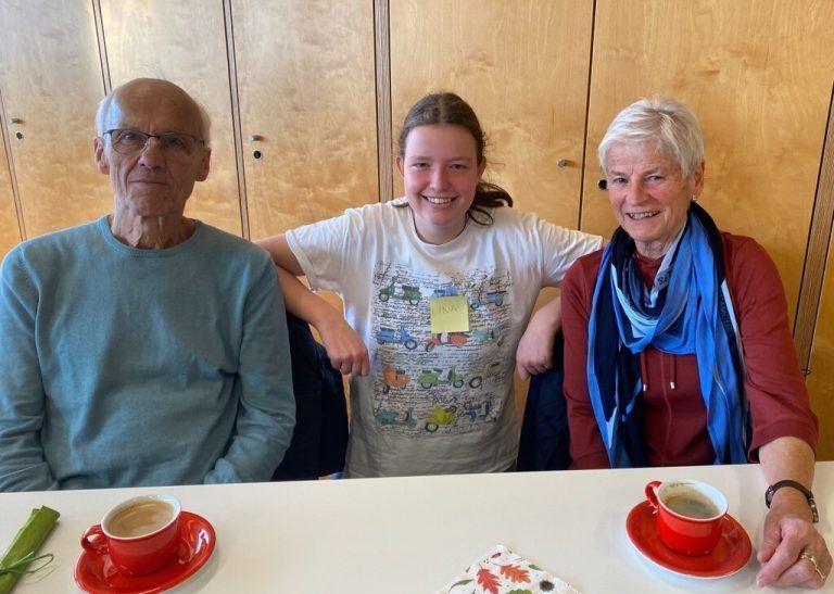 Schülerinnen luden ihre Großeltern in die Schule, um in gemütlicher Kaffeehaus-Atmosphäre Fragen zu den Themen Altern, Gesundheit und Krankheit zu stellen. HLS/FW