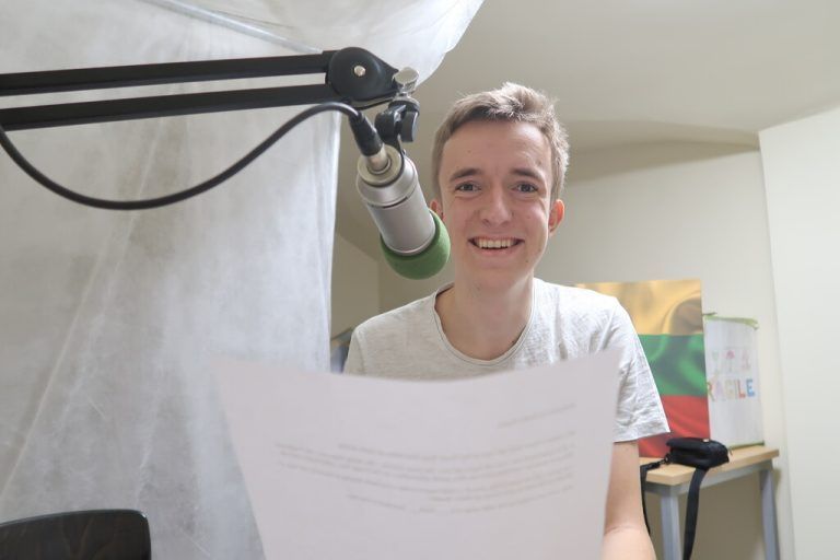 Seinen Freiwilligendienst hat Dave in Siauliai, Litauen, gemacht. Dort hat er beim Radijo Klubas bei der Produktion von englischen Radio-Shows mitgearbeitet. Privat