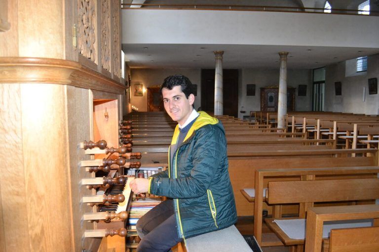 Seit seinem 13. Lebensjahr spielt Gabriel Steiner mit Begeisterung Orgel, zuvor hat er Klavier gelernt.BI (2), Steiner