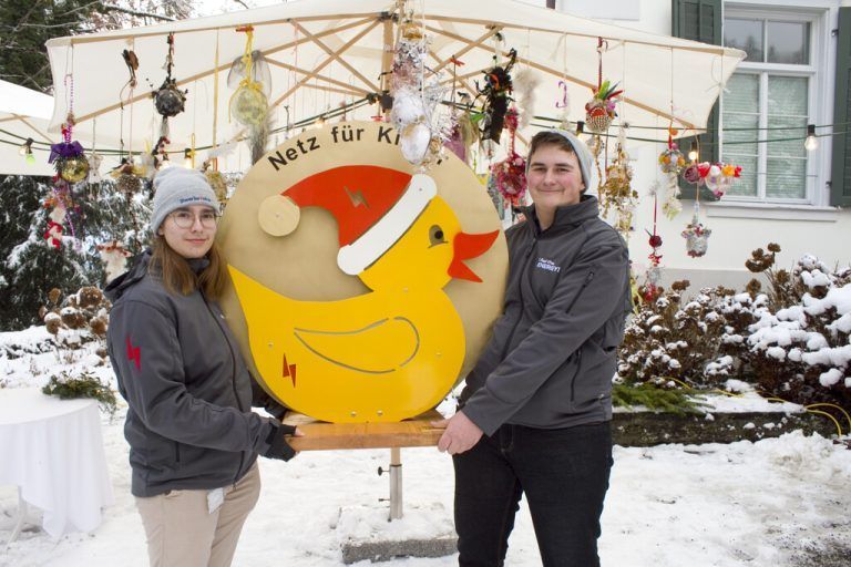 Selina Huber und Thomas Eberle mit der Ente des Illwerke Lehrlingsprojekts.