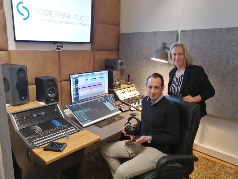 Sonja Amann mit Co-Geschäftsführer Andreas Mühlmann im Tonstudio. Together.Audio