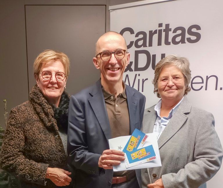 Spende Der Lions Club Vorarlberg Fortuna spendet die Einnahmen aus einem Benefizkonzert. Präsidentin Marie-Luise Dietrich und Organisatorin Andrea Helbok übergaben 300 Gutscheine für Kinder aus der Ukraine, die mit ihren Familien in Caritas-Quartieren untergebracht sind, an Caritasdirektor Walter Schmolly. caritas