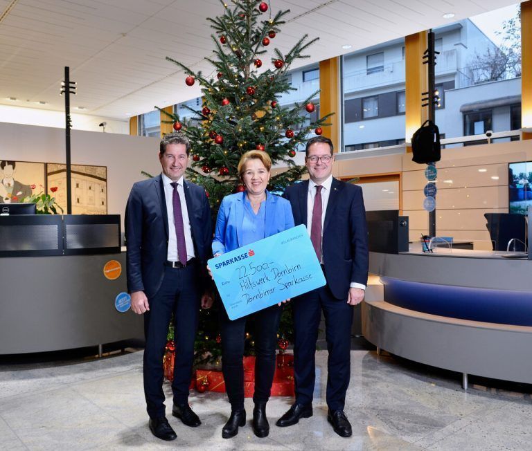 Spende Die Sparkassen-Vorstände Harald Giesinger und Martin Jäger überreichten Dornbirns Bürgermeisterin Andrea Kaufmann eine Spende in Höhe von 22.500 Euro. „Wir wollen jenen Mut machen, die durch Schicksalsschläge in Notsituationen geraten sind.“ Das Hilfswerk Dornbirn sorgt für die Verteilung der Geldmittel. spk
