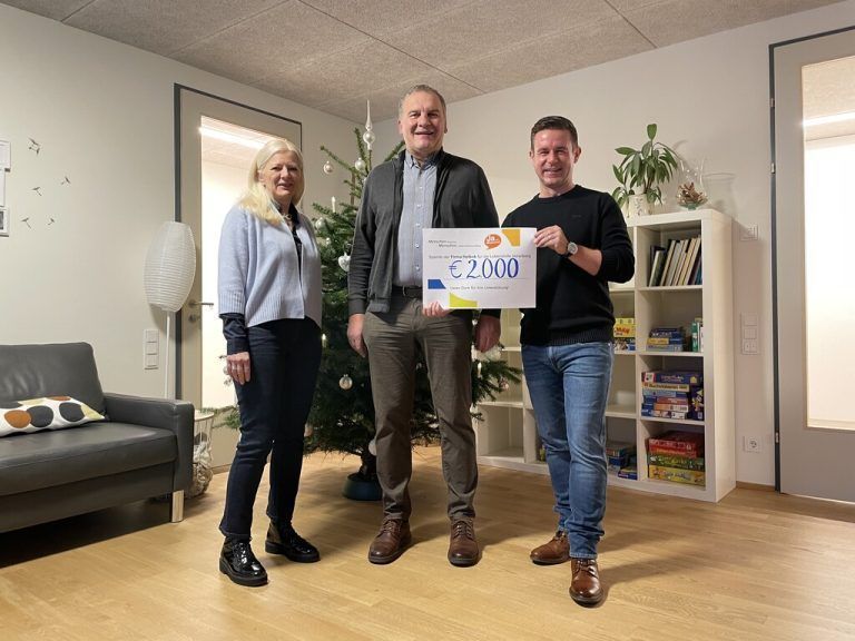 Spende Eine Spende von 2000 Euro erreichte das Wohnhaus Hörbranz der Lebenshilfe Vorarlberg von der Helbok Kanal services GmbH. Geschäftsführer Josef Helbok überreichte Lebenshilfe-Geschäftsführerin Michaela Wagner-Braito und Ulrich Zerressen, Leiter des Wohnhauses Hörbranz, den Scheck im Wohnhaus. lebenshilfe