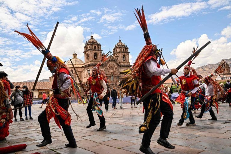 Tänzer treten während des Festivals Qhapac Raymi (Sommersonnenwende) in der Andenstadt Cusco in Peru auf. AFP
