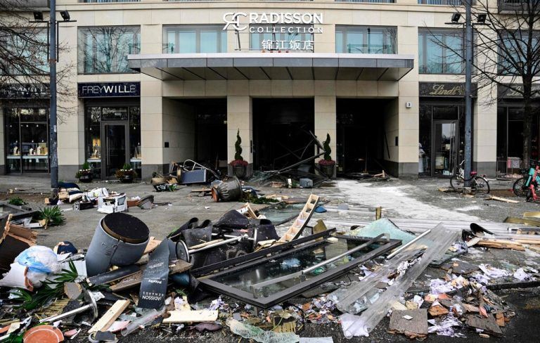 Teile der Fassade eines Hotels sind auf die Straße geflogen, zwei Menschen wurden verletzt. AFP