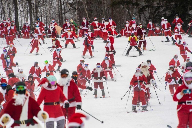 Über 300 verkleidete Skifahrer und Snowboarder nahmen an der Veranstaltung „Santa Sunday“ im Sunday River Resort in Newry, Maine, teil. AFP