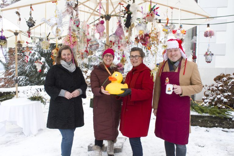Verena Burtscher (l,) Ulli Valentini, Sabine Purtscher und Harald Witwer luden zur Weihnacht auf Falkenhorst. Franc