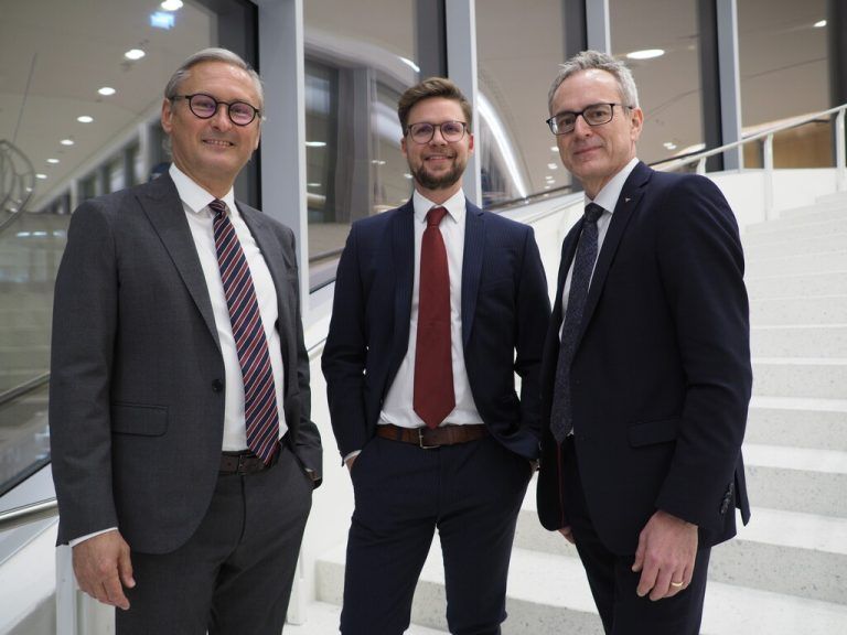 Volksbank-Vorstandsvorsitzender Gerhard Hamel, Geschäftsführer Sympfonieorchester Vorarlberg Sebastian Hazod und Volksbank-Vorstandsdirektor Helmut Winkler vor dem Kundenkonzert. SIE