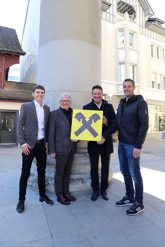 Vor 25 Jahren wurde die vorarlberger holzbau_kunst gegründet. Die Vorarlberger Raiffeisenbanken waren bereits 1997 als Gründungspartner mit dabei. Jetzt wurde die Partnerschaft verlängert. v.: Raphael Kiene (Raiffeisen ), Matthias Ammann (vholzbau_kunst), Manfred Miglar (Raiffeisen), Obmann Werner Flatz. FA