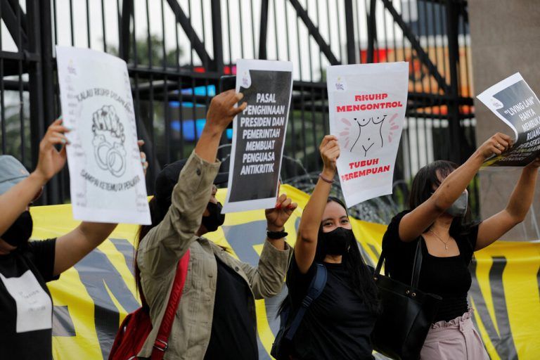 Vor dem Parlament in Jakarta wird demonstriert, da Indonesien mit dem neuen Strafgesetzbuch Sex vor der Ehe verbieten will. Reuters