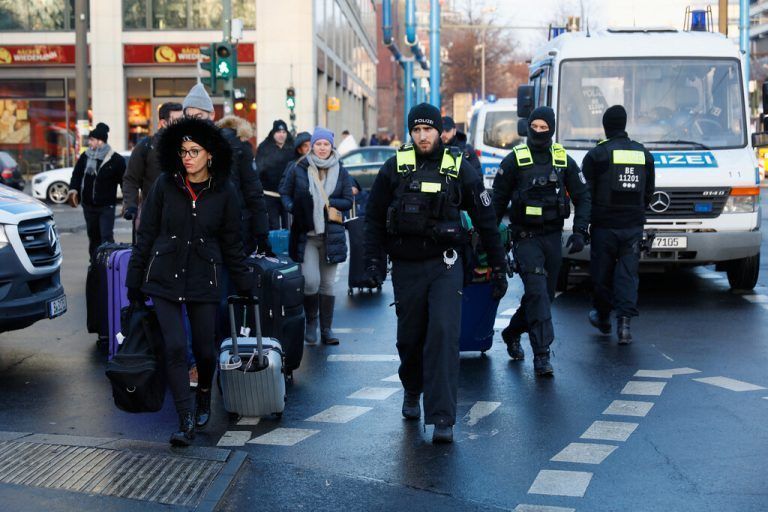 Wegen der schweren Beschädigungen wurden rund 300 Gäste aus dem Hotel gebracht. RTS