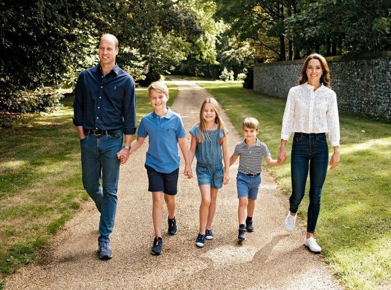 William zeigt sich auf der Weihnachtskarte mit Ehefrau Kate und den drei gemeinsamen Kindern beim Spaziergang in der Grafschaft Norfolk. AFP