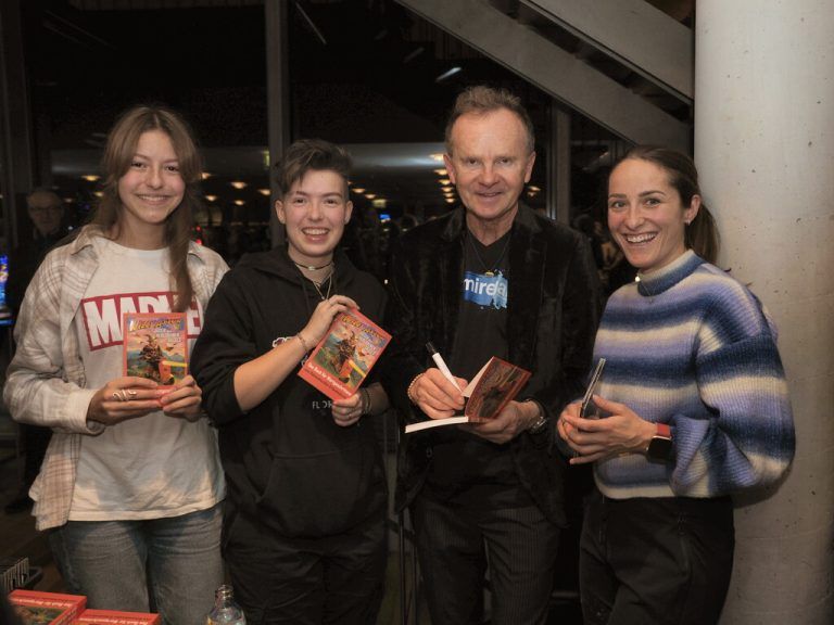 Willy Astor mit seinen Fans Alisa und Mia Graninger sowie Bernadette Fuchshofer beim Signieren seiner Bücher und CD‘s. sie