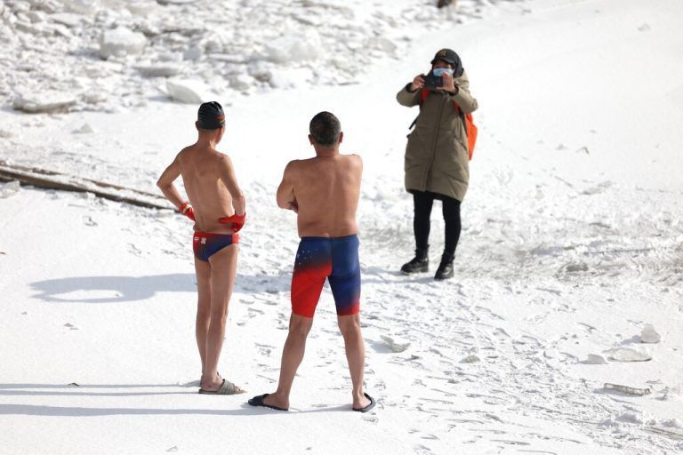 Winterschwimmer trotzen auf einem teilweise zugefrorenen See in Shenyang in der nordostchinesischen Provinz Liaoning der Kälte. AFP