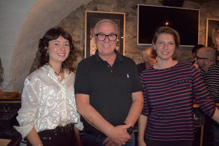 Im Oktober 2022 wurde in der Vernissage Bar in Egg-Großdorf eine Einzelausstellung eröffnet. Im Bild: Elena Schertler, Klaus Riezler (Vernissage Bar), Veronika Sutterlüty (Kulturbüro Bregenzerwald). ME