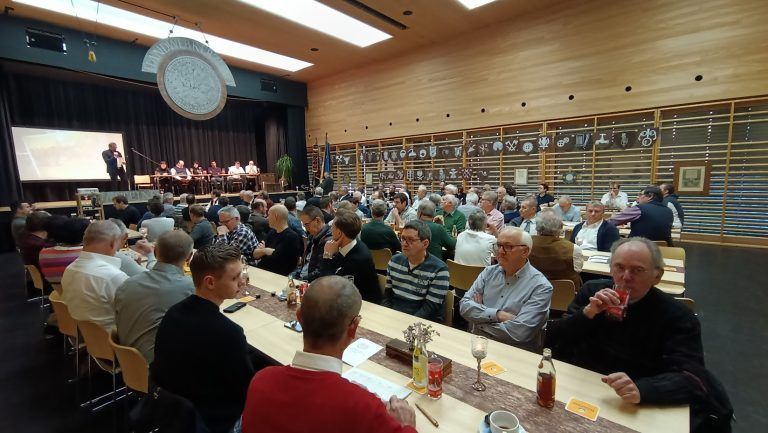 ... im vollbesetzen Saal in der Volksschule. 