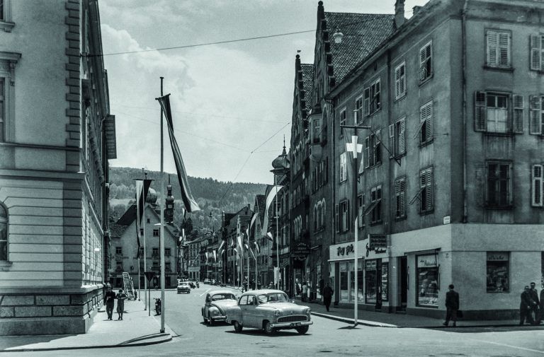 Im Zug der Neueröffnung und vorangegangen Neugestaltung des Vorarlberger Landesmuseums zur 100-Jahr-Feier (Gründung 1857) wurde am 1. Juni 1957 die gesamte Rathausstraße für die Festivitäten feierlich beflaggt.   <span class="copyright">Erwin Thurnher (9)</span>
