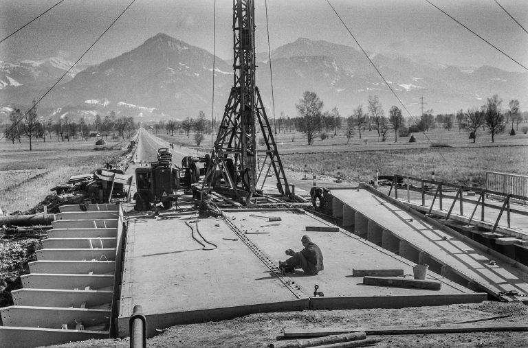Bei der „Hohen Brücke“ (heute Standort der Doppelmayr/Garaventa-Gruppe) im Gemeindegebiet von Wolfurt wurde ein modernes und zeitgemäßes Brückenbauwerk über die Schwarzach errichtet.