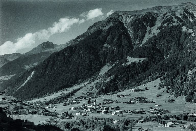 August 1958: Blick von Südosten auf das Ortszentrum von Gaschurn mit der Pfarrkirche.