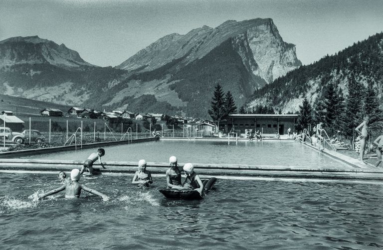 Wahrscheinlich kurz nach der Neueröffnung im August 1960: Kinder im Schwimmbecken des neuen Schwimmbades Au-Rehmen vor der Kulisse der Kanisfluh.
