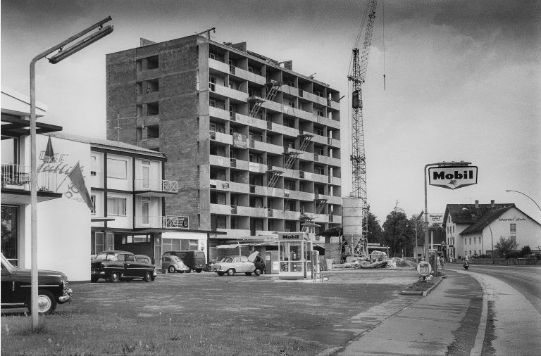 Direkt an der Wienerstaße 1, heute Landesstraße L190 entsteht der Neubau des 8-stöckigen Hochhauses Arlbergstraße 65, daneben wird eine Tankstelle errichtet.
