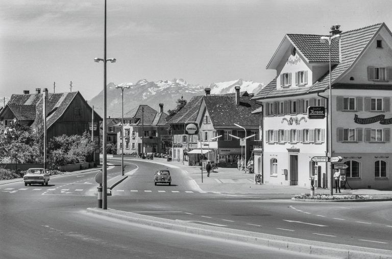 Mai 1967: Nach langjähriger Bautätigkeit steht die „Kronen-Kreuzung“ mit dem weiteren Ausbau der Hatlerstraße den Verkehrsteilnehmern zur Verfügung.