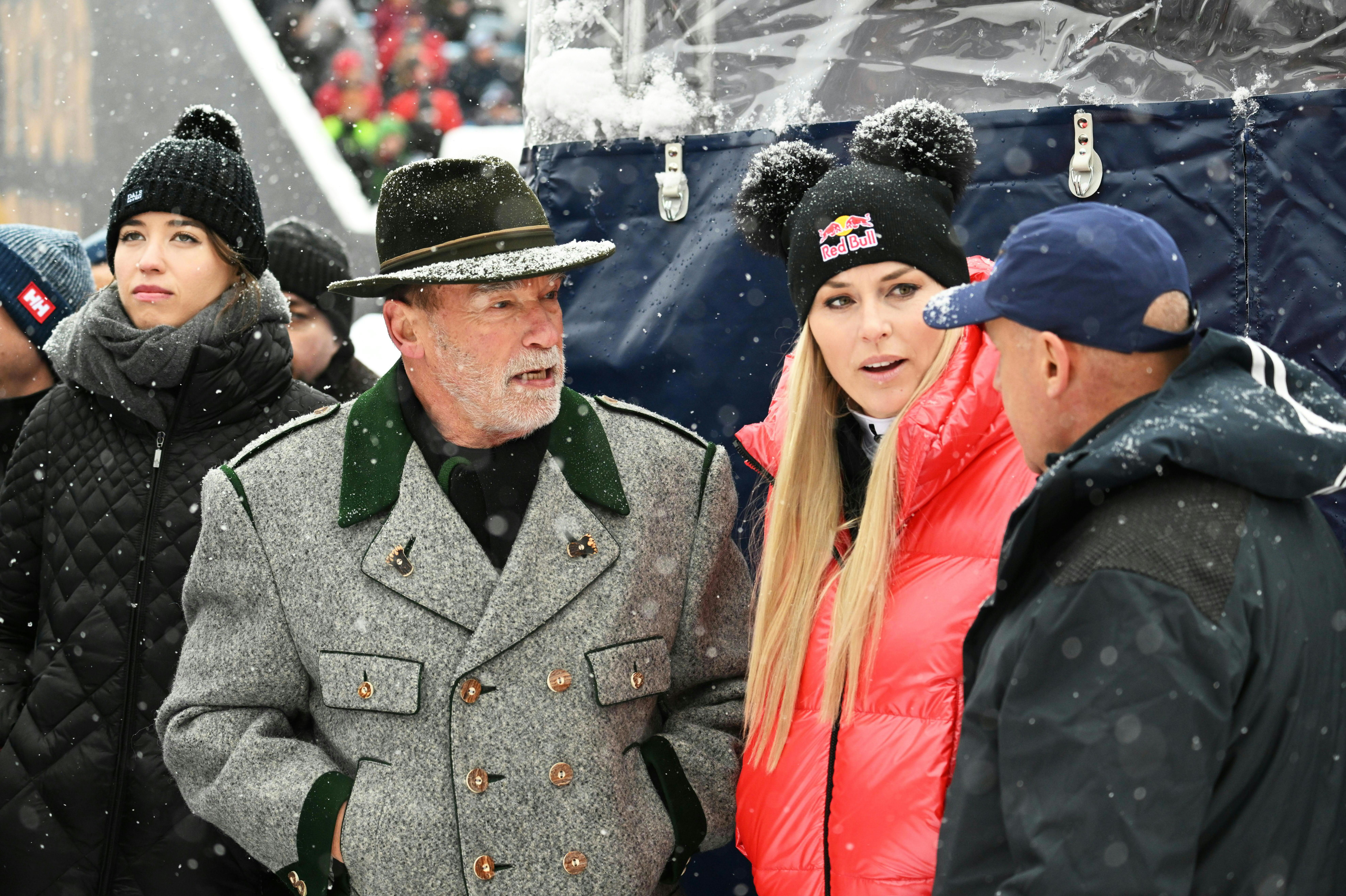 Arnold Schwarzenegger im Gespräch mit Lindsey Vonn und FIS-Boss Johan Eliasch im Talk im Zielraum der Streif in Kitzbühel.