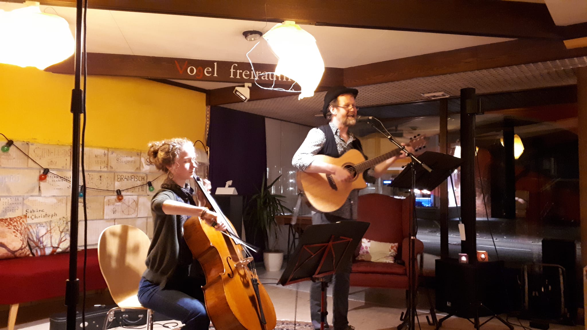 Das Kennenlernen von anderen Menschen im Rahmen ihrer Konzerte ist für die beiden Musiker eine beglückende Erfahrung.
