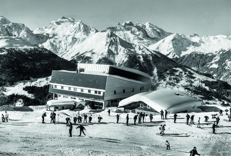Eröffnung der Kapellbahn oberhalb von Schruns im Februar 1967: Blick auf die grandiose Kulisse des Rätikons mit den Drei Türmen und der Sulzfluh im Winterkleid.