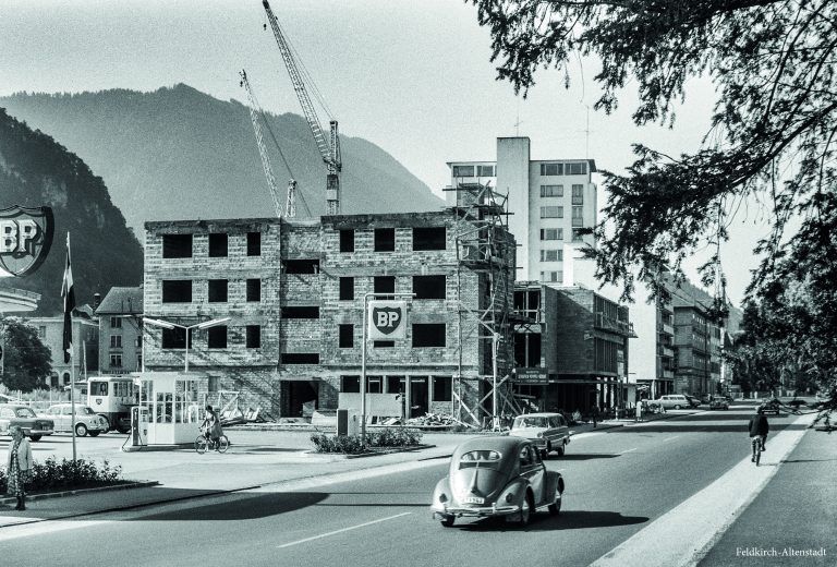 Neubau eines Hochhauses im September 1961  in der Reichsstraße sowie die abgeschlossene Verbreiterung und Asphaltierung der Reichsstraße in Feldkirch-Altenstadt auf Höhe Bahnhof.
