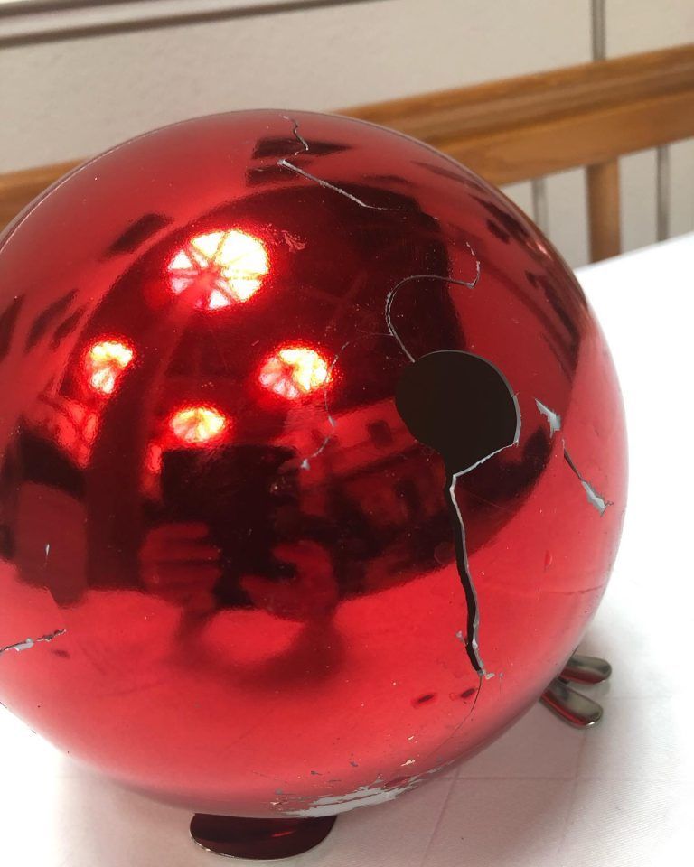 Eine der von den Vandalen demolierten fußballgroßen Christbaumkugeln. <span class="copyright">Hatheier</span>