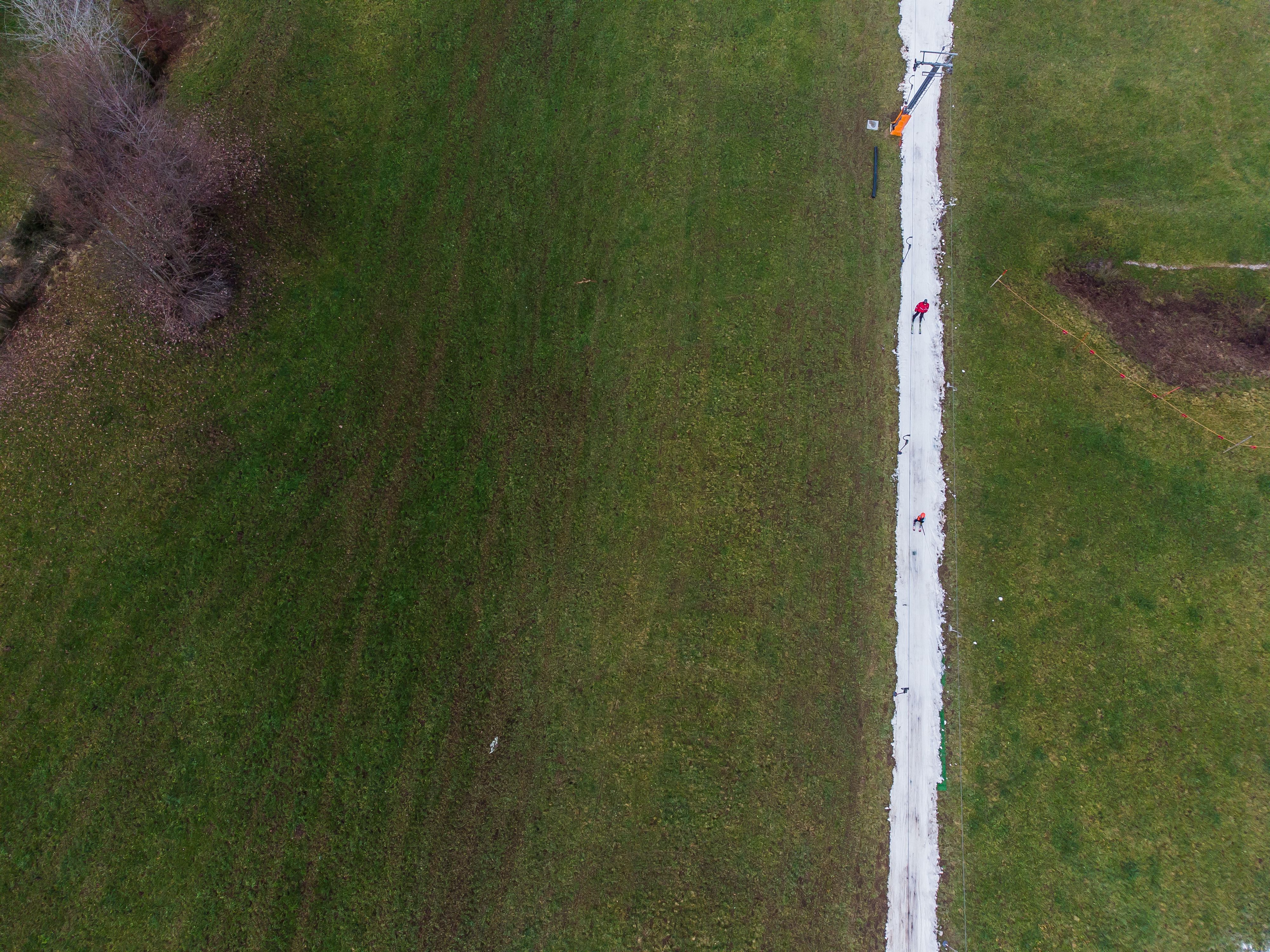 Schneeband inmitten grüner Landschaft in Alberschwende.<span class="copyright">VN/Steurer</span>