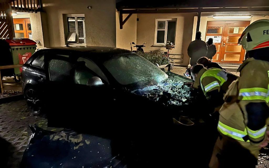 Böller unter Pkw-Haube gezündet