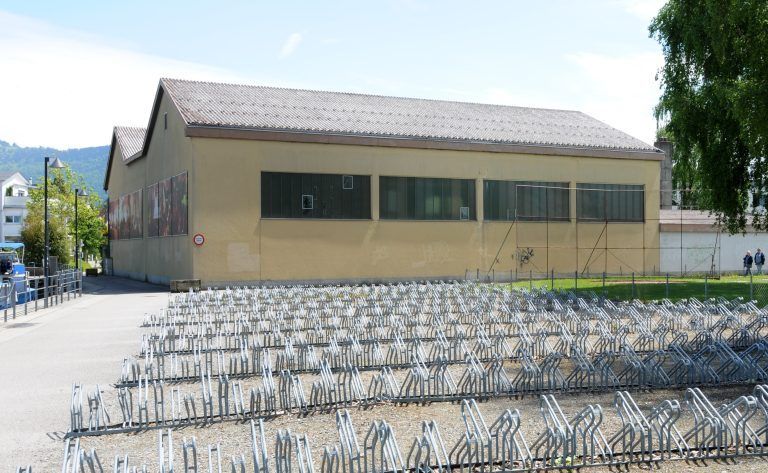 Der eher triste Fahrradabstellplatz soll durch ein neues Radparkhaus in einem Teil des Thalerareals Platz finden.