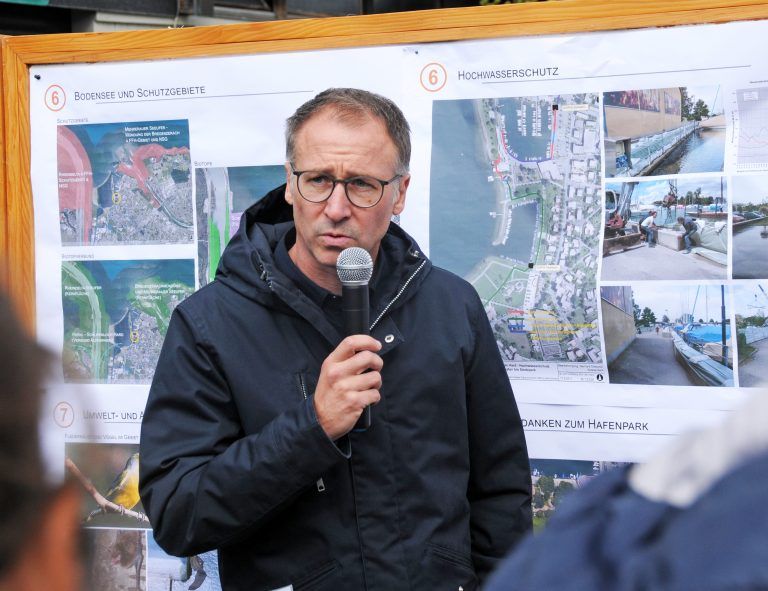Michael Pölzer, Gemeinde Hard, informierte im Hafengelände.
