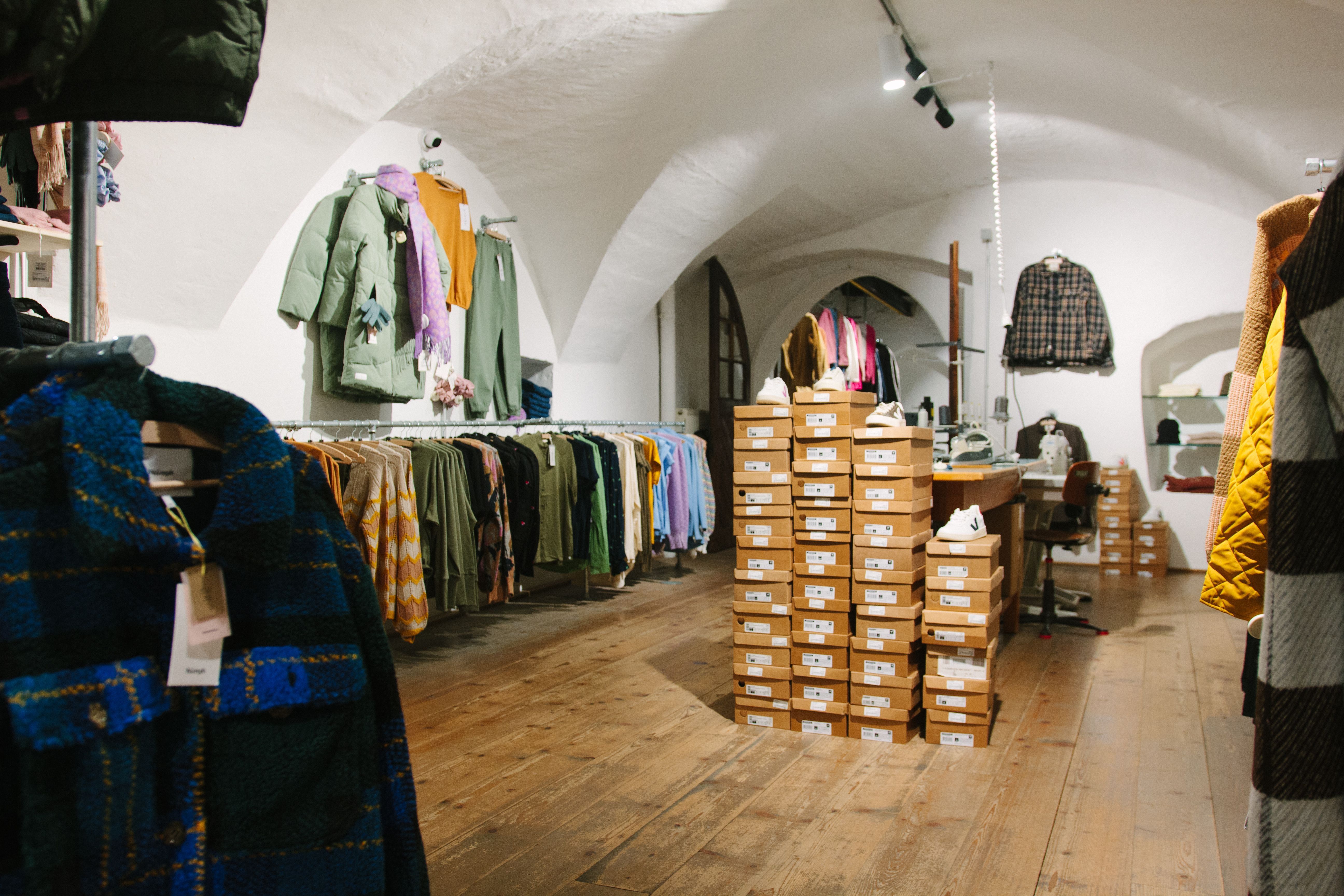 Im Geschäft findet sich neue Mode genauso wie Secondhand-Kleidung.