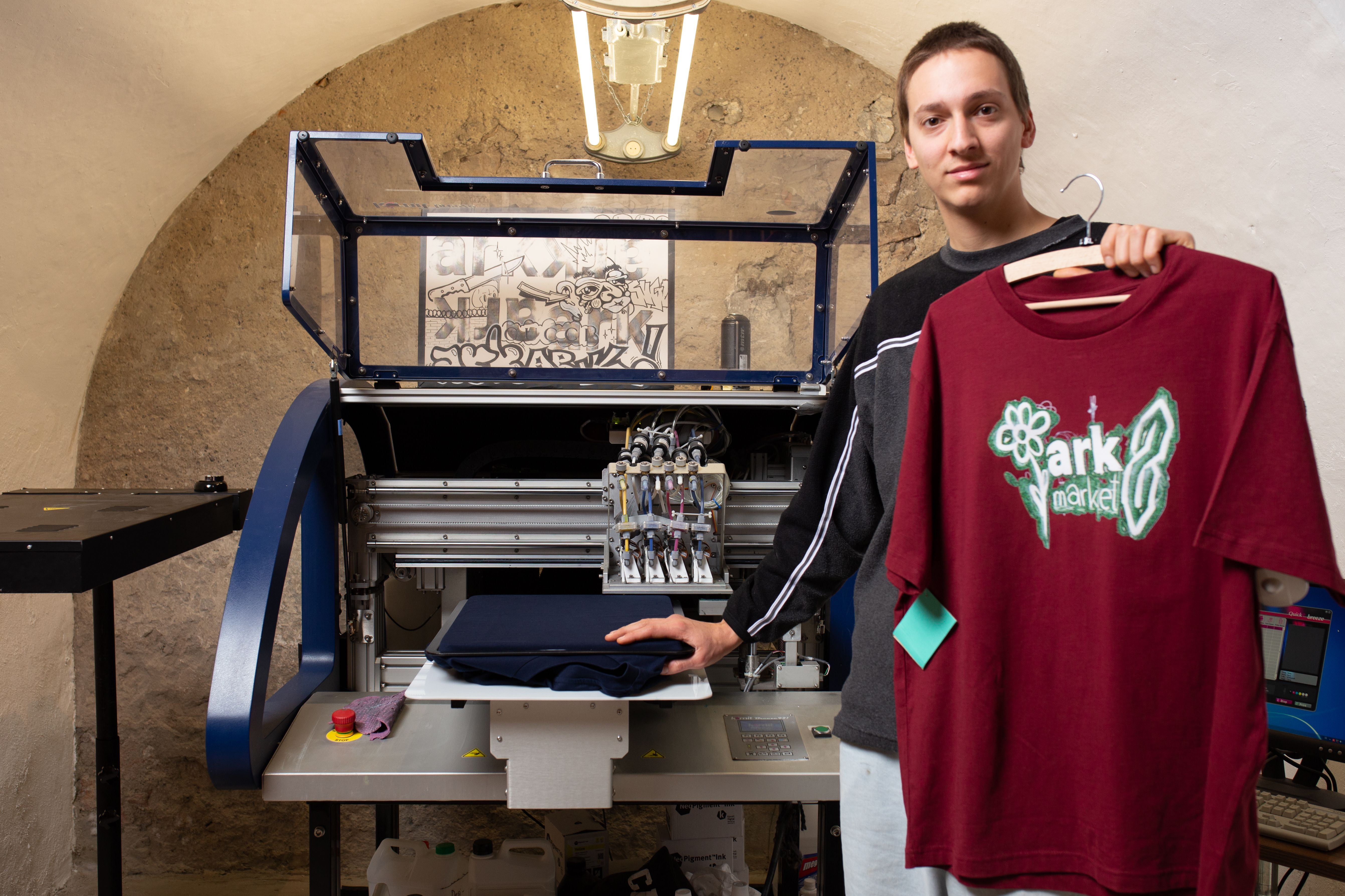 Noah Insam leitet den Ark-Shop in der Feldkircher Marktgasse. Dort gibt er Textilien auch eine zweite Chance.