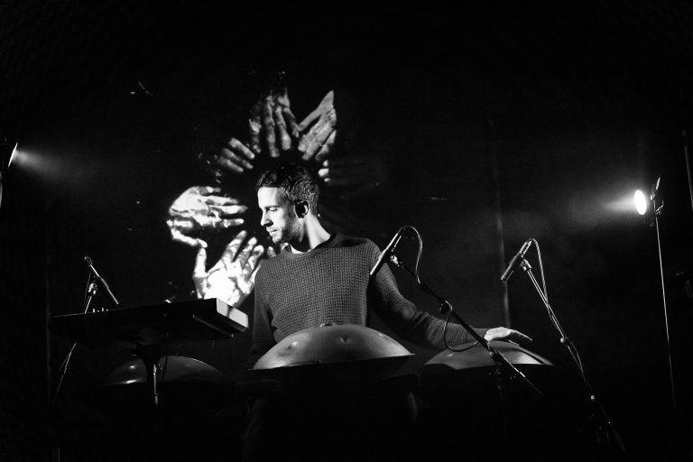 Der Tiroler Perkussionist Manu Delago lässt ein Gesamtkunstwerk für Ohren und Augen entstehen.   <span class="copyright">Simon Rainer (3) </span>
