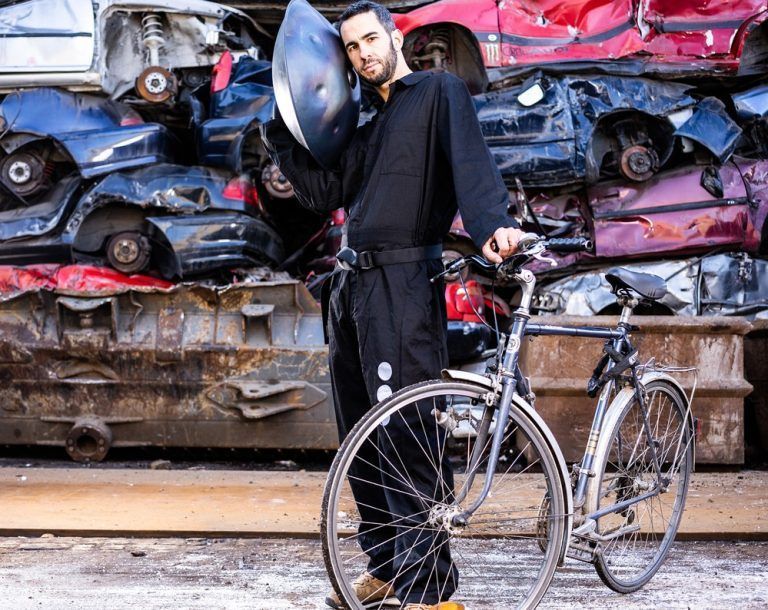Manu Delago pendelt zwischen dem urbanen London und den Tiroler Alpen.