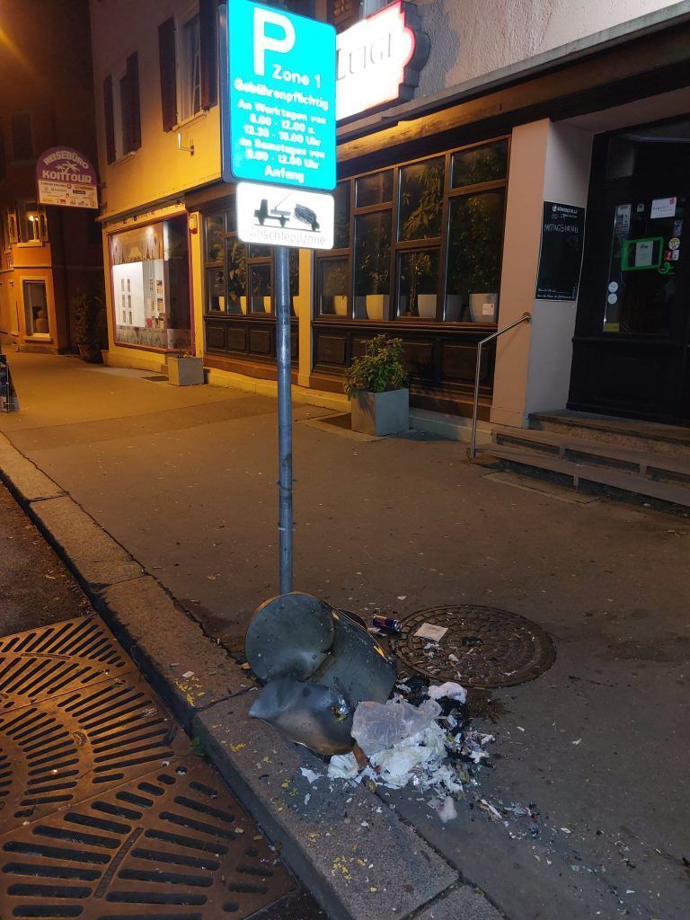 Zerstörter Müllkübel in der Dornbirner Innenstadt. Die Vandalen waren in ihrer Zerstörungswut nicht wählerisch. <span class="copyright">Straßenmeisterei</span>
