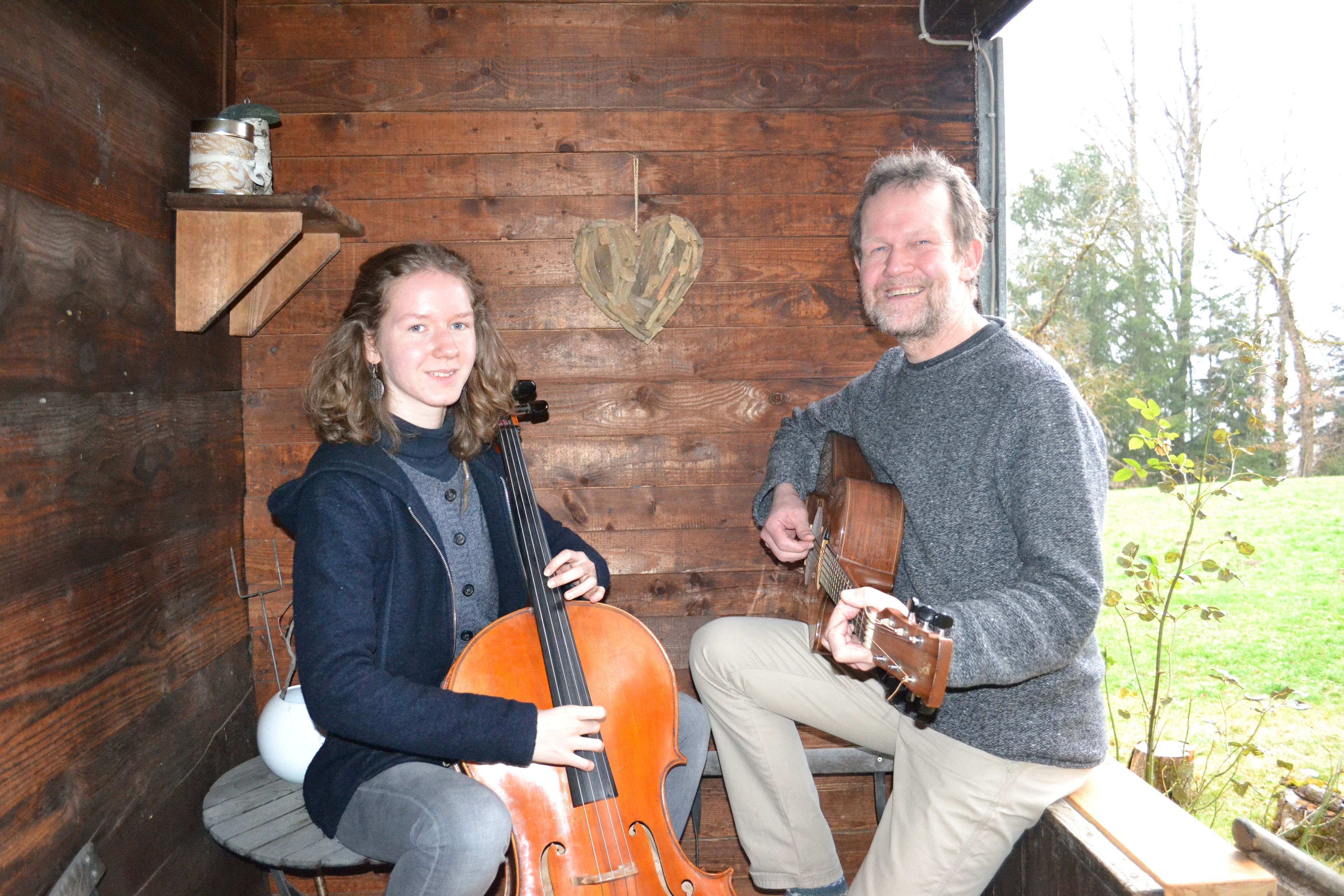 Nora und Konrad Bönig proben ihre Auftritte, die unmittelbare Nähe des gemeinsamen Wohnens erleichtert die Konzertplanung.<span class="copyright"> BI (2), Bönig</span>