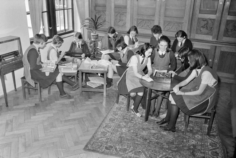 Zur Zerstreuung sowie Unterhaltung standen eine reichhaltige Bibliothek sowie die Möglichkeit zu Gesellschaftsspielen bereit.