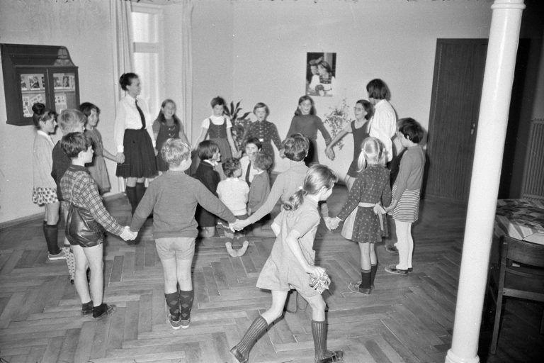 Ein Klassiker des Kreistanzes: Ringel, Ringel, Reihe.