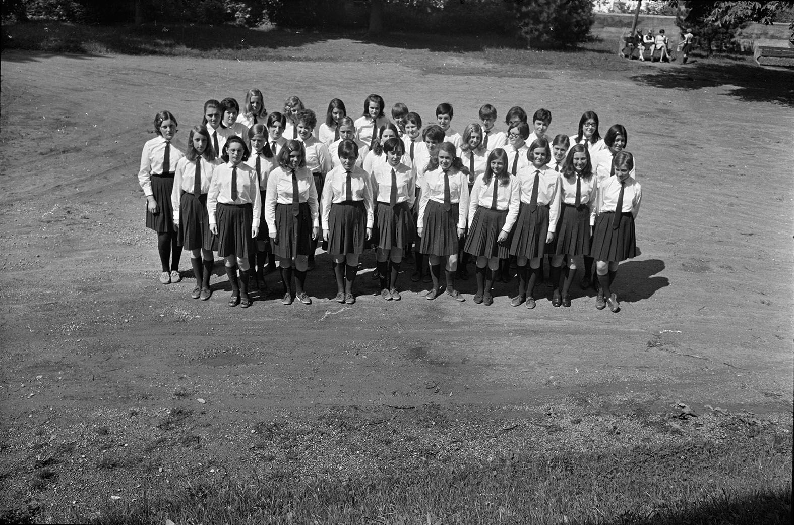 Ein Klassenfoto, aufgenommen im Innenhof des Sacré Coeur.